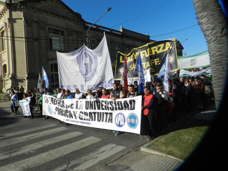 La universidad pública no se ajusta, se defiende.